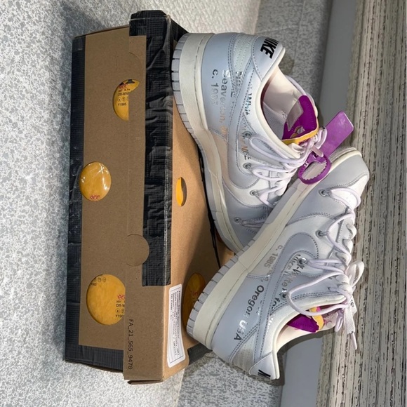 Like brand new, no crease, no scuff marks, come with box - Picture 10 of 11